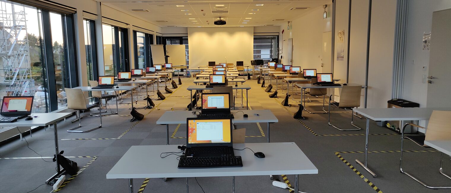Seminarraum_mit_Laptops