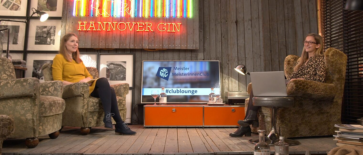 Clubkoordinatorinnen Jana Sieke (l.) und Anika Wohlers (r.) in der Lounge von Hannover Gin. Clubkoordinatorinnen Jana Sieke (l.) und Anika Wohlers (r.) in der Lounge von Hannover Gin.