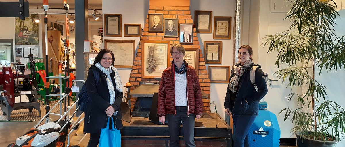 v.l.n.re K. Höxter, A. Deterding, Carolin Elseg vor dem alten Schmiedeofen