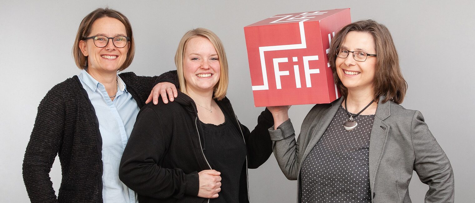 FiF-Teilnehmerinnen mit Würfel auf Schulter