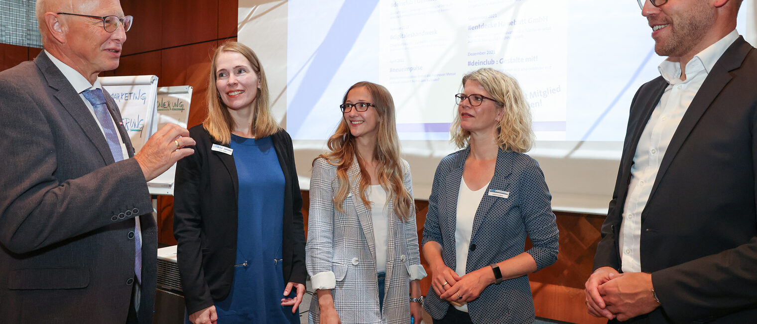 Karl-Wilhelm Steinmann (Präsident der Handwerkskammer Hannover), Jana Sieke, Anika Wohlers, Katharina Baier (Clubkoordinatorinnen), Sven Schöpker (Speaker)