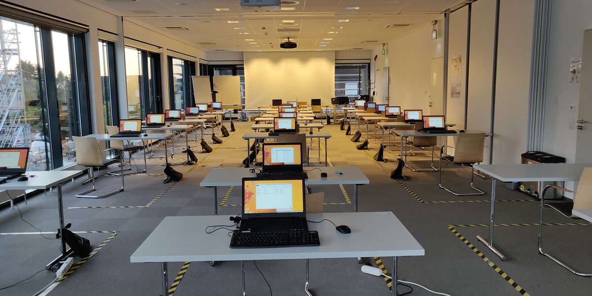 Seminarraum_mit_Laptops